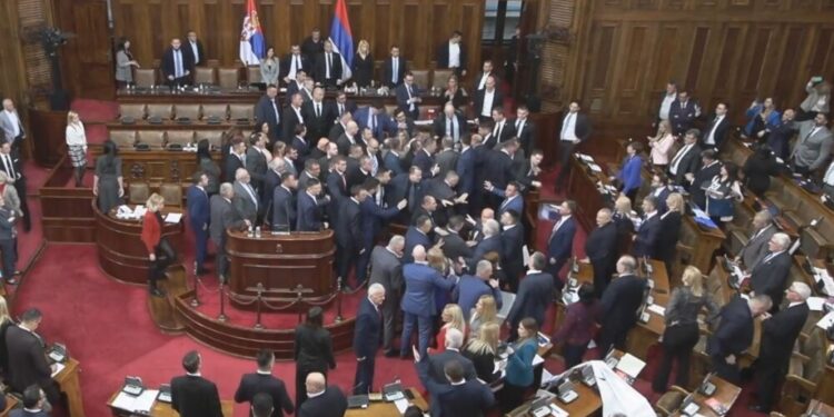 Tensione në Kuvendin e Serbisë shkaku i Kosovës, për pak të eskalohet në rrahje