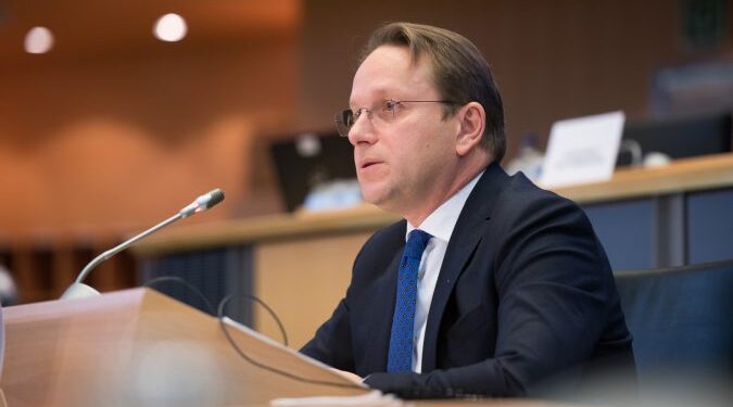 Varhelyi: Deklarata ime u nxorr nga konteksti, nuk i quajta europarlamentarët ‘idiotë’