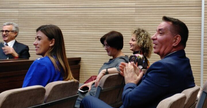 Për gazin në Kuvend ku akuzohet ministrja Haxhiu, kërkohet ekspertizë balistike jashtë shtetit