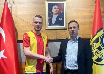 Kërcen nga kati i dytë gjatë tërmetit, lëndohet rënd mbrojtësi i Malatyaspor