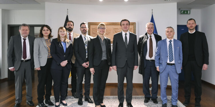Kurti takon ekspertë gjermanë për luftimin e pastrimit të parasë, merr pjesë edhe Ambasadori Rohde