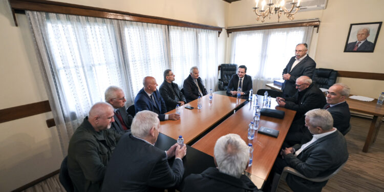 Kurti viziton Shoqatën e ish të burgosurve politikë