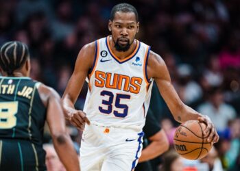 Milwaukee vijon marshimin në NBA, Durant debuton me fitore te Phoenix