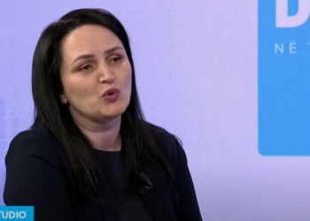 Gazetarja e luftës rrëfen për kukullën, fletoren dhe fanellën e përgjakur në Kullën e Jasharëve