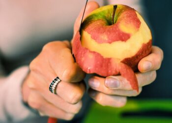 Arsyet pse duhet t’i hani lëkurat e frutave dhe perimeve, flasin ekspertët