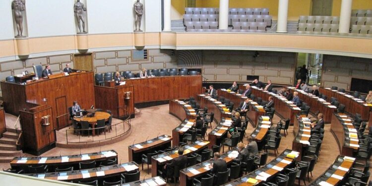 Parlamenti finlandez voton për anëtarësim në NATO