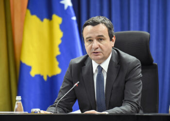 Kurti takon komunitetet joshumicë, thotë se po mbështeten përmes bursave e “Superpunës”