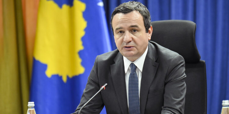 Kurti takon komunitetet joshumicë, thotë se po mbështeten përmes bursave e “Superpunës”