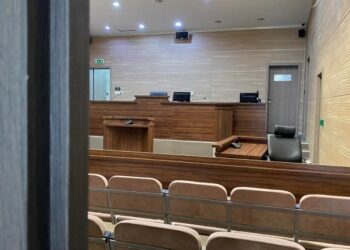 8 vite burgim për burrin që goditi disa herë me tavolinë ish-gruan e tij