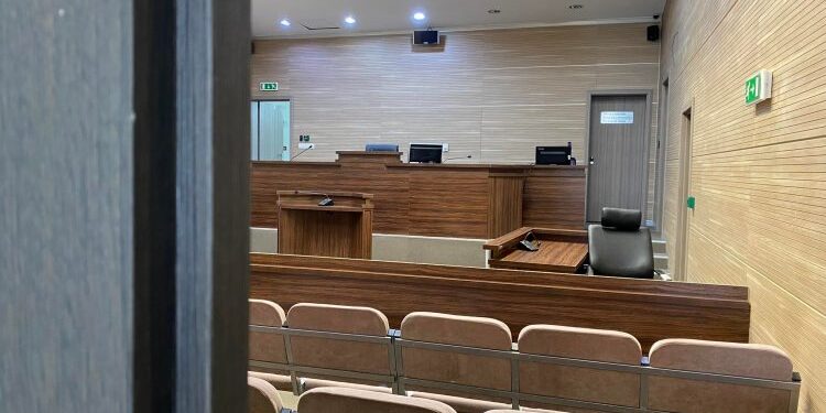 8 vite burgim për burrin që goditi disa herë me tavolinë ish-gruan e tij