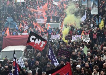Senati francez miraton reformën pensionale të Macronit pavarësisht protestave të gjera