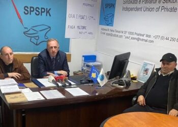 Paralajmërojnë grevë punëtorët teknik të 10 shkollave në Prishtinë