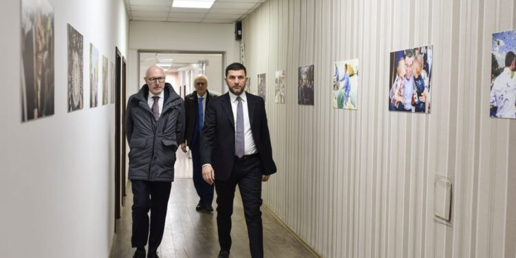 Krasniqi i shpreh ambasadorit francez rezervat për propozimin evropian