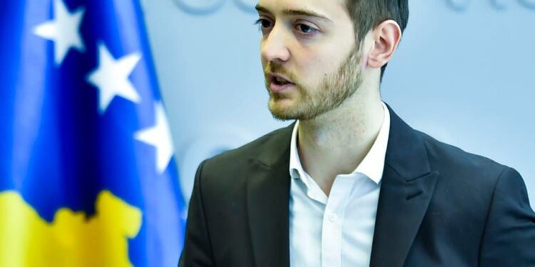 Këshilltari i Bislimit: Vuçiqi tha nuk nënshkruaj me Kosovën por në kohën e Isa Mustafës e kishte bërë