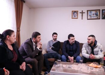 Krasniqi thotë se të bijtë e dy martirëve po e lëshojnë Kosovën për shkak të keqqeverisjes