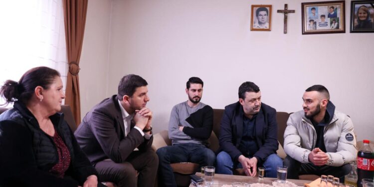 Krasniqi thotë se të bijtë e dy martirëve po e lëshojnë Kosovën për shkak të keqqeverisjes