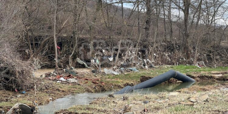 Dëmtohet kanalizimi në Shtaricë të Klinës