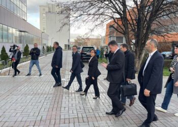 Lajçak arrin në Qeveri ku do të takohet me Kurtin