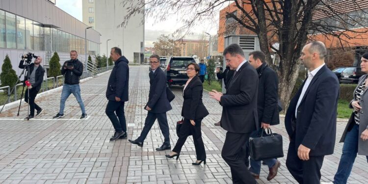Lajçak arrin në Qeveri ku do të takohet me Kurtin