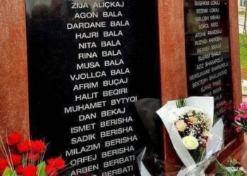 Kurti vizitë në Pejë, përkujton masakrën në lagjen “Dardania”