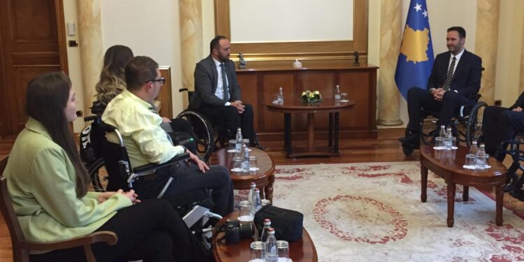 Konjufca pret në karrocë përfaqësuesit e Handikos-it