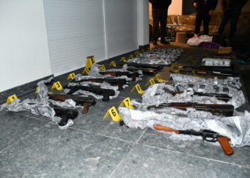 Arrestohen pesë persona për trafikim me armë