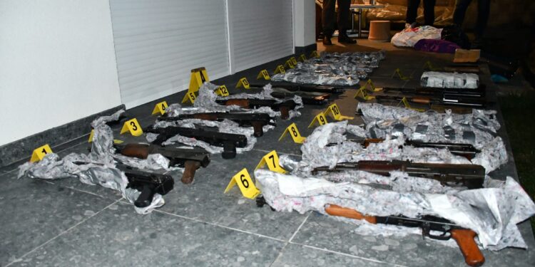 Arrestohen pesë persona për trafikim me armë