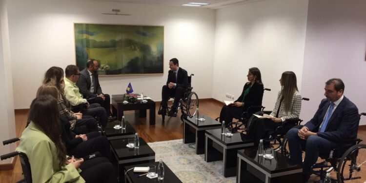 Kurti i ulur në karrocë pret në takim përfaqësuesit e Handikosit