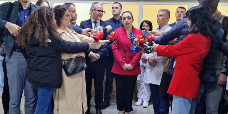 Osmani viziton QKUK-në, planifikohet të filloj shërbimi i Fertilizimit të Asistuar Mjekësor