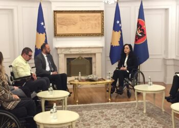 Presidentja Osmani i pret përfaqësuesit e Handikos-it e ulur në karrocë
