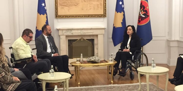 Presidentja Osmani i pret përfaqësuesit e Handikos-it e ulur në karrocë