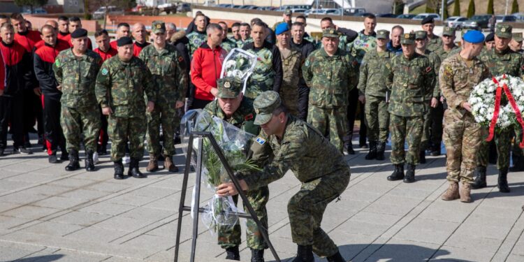 Ushtarak nga Kosova dhe Shqipëria bënë homazhe në kompleksin memorial “Adem Jashari”