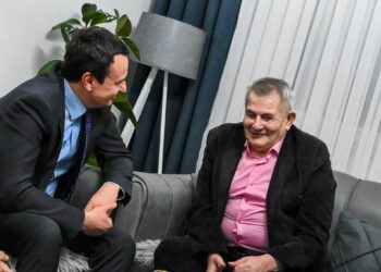 Kurti viziton mësuesin me të cilin ishin bashkë në burgjet e Serbisë