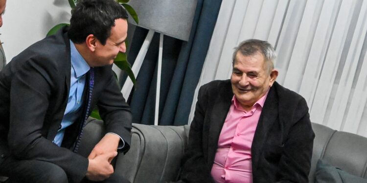 Kurti viziton mësuesin me të cilin ishin bashkë në burgjet e Serbisë