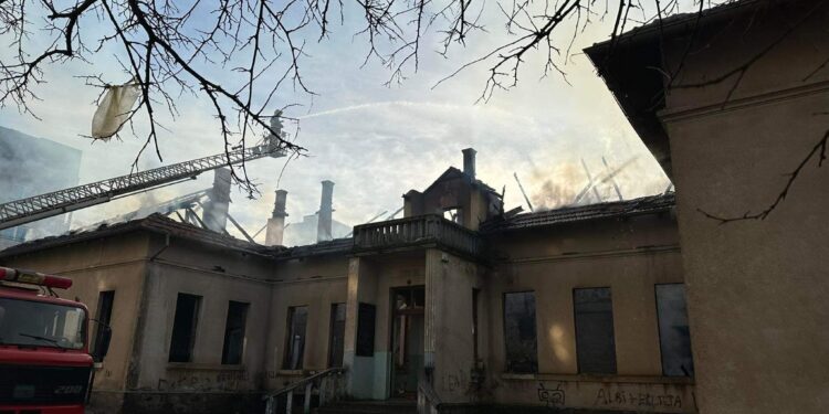 Digjet gjimnazi i parë i Ferizajt, një ditë pas nisjes së restaurimit