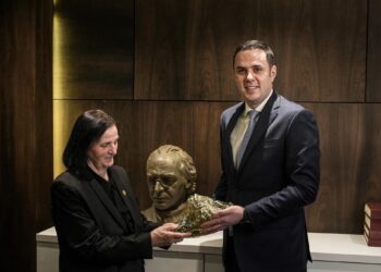 Në dyvjetorin e marrjes së lidershipit, Abdixhiku merr dhuratë kristalin e gurit të ish-presidentit Rugova