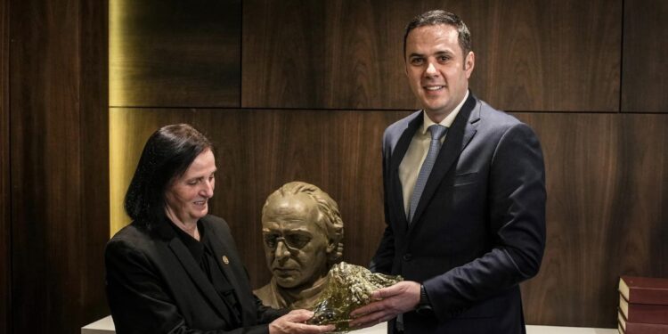 Në dyvjetorin e marrjes së lidershipit, Abdixhiku merr dhuratë kristalin e gurit të ish-presidentit Rugova