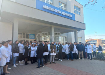 Fillon protesta e specializantëve të QKUK-së