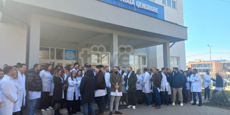 Fillon protesta e specializantëve të QKUK-së