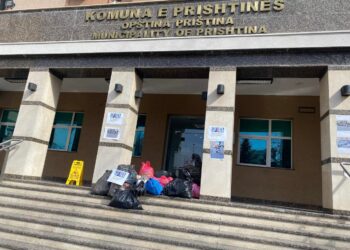 VV me aksion simbolik, hedh thasë me mbeturina para Komunës së Prishtinës