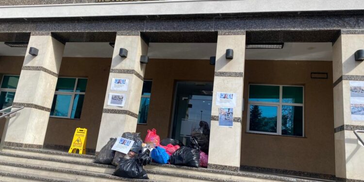 VV me aksion simbolik, hedh thasë me mbeturina para Komunës së Prishtinës