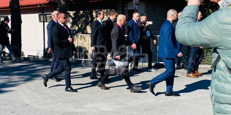 Kurti niset në drejtim të Rezidencës Shtetërore për takim