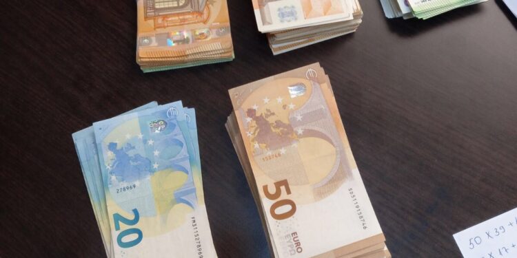 Dogana parandalon futjen e rreth 30 mijë euro të padeklaruara