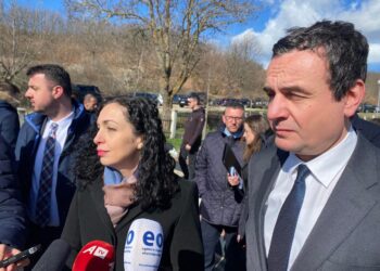 Osmani e Kurti bëjnë homazhe në Izbicë, e quajnë Serbinë shtet gjenocidal