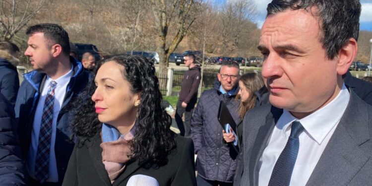 Osmani e Kurti bëjnë homazhe në Izbicë, e quajnë Serbinë shtet gjenocidal