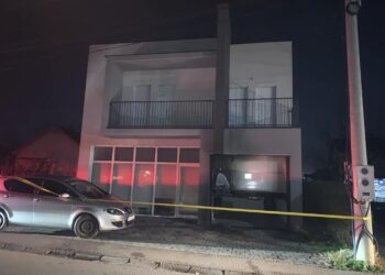 Redaktorit të RTK-së i digjet garazhi, thotë se deshën ta frikësojnë