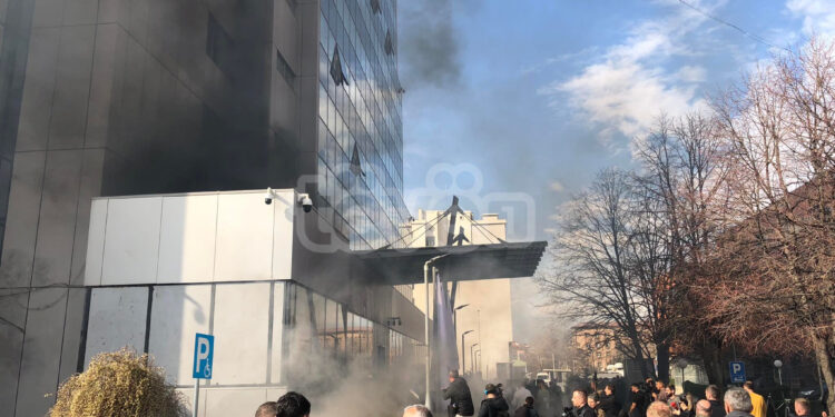 Fillon protesta e PSD-së, hedhin tym mbi Qeveri