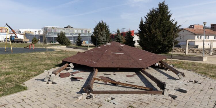 Dëmtohen pushimoret dhe lojërat e fëmijëve në parkun e ri në Skenderaj
