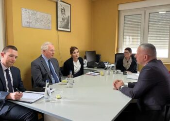 Kamberi e pret në takim Hillin, ia paraqet kërkesat e shqiptarëve të Luginës