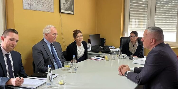 Kamberi e pret në takim Hillin, ia paraqet kërkesat e shqiptarëve të Luginës